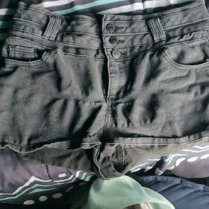 BLACK SHORTS